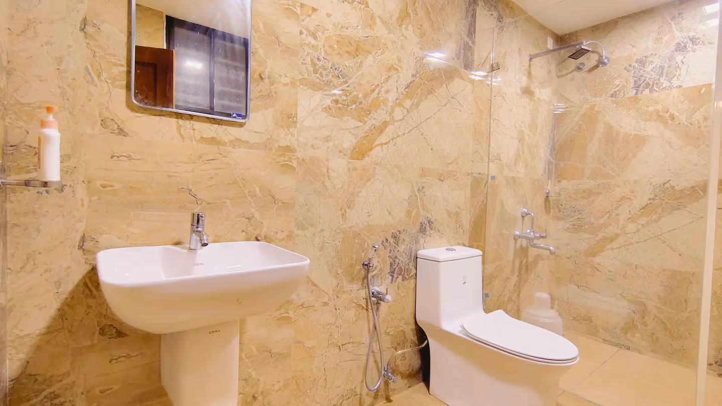 Full Bathroom 3 - Image 1